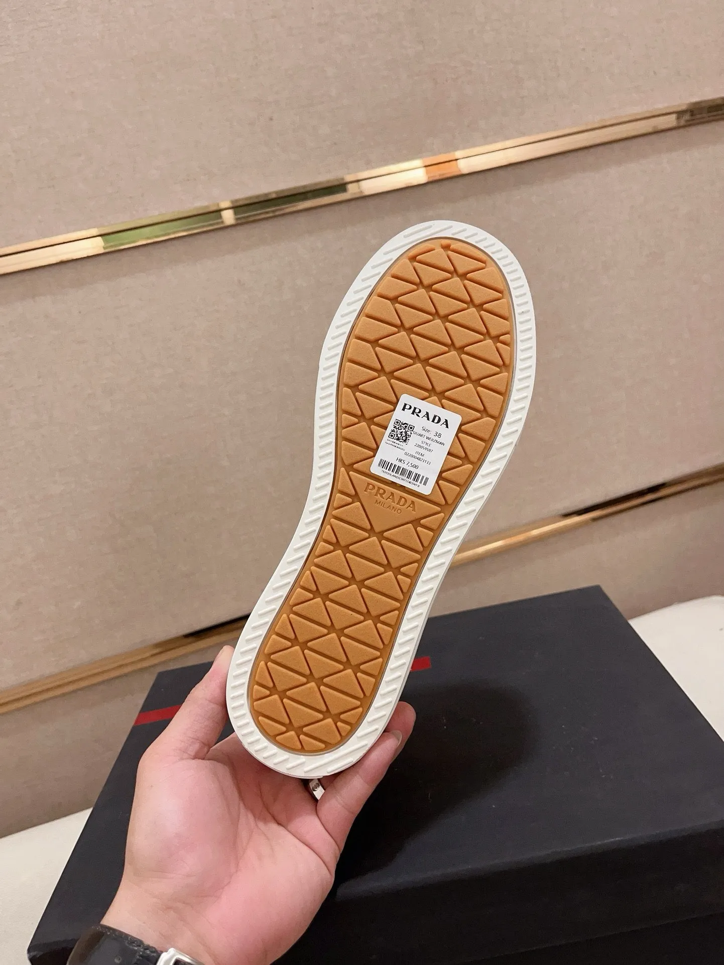 Men's shoes 💰 580💰 ✔️✔️✔️High-quality new PRADA counters are launched at the same time. The new men's shoes and 😘fabrics are selected from first-layer cowhide and are made by pure handicrafts. Lining: Full cowhide lining. 👍🏿 High-end ☄️ air-cushion molded anti-slip rubber outsole, exquisite lines, simple and elegant, comfortable and high-end for leisure travel. Code number: 38 to 44 (45 can be customized)